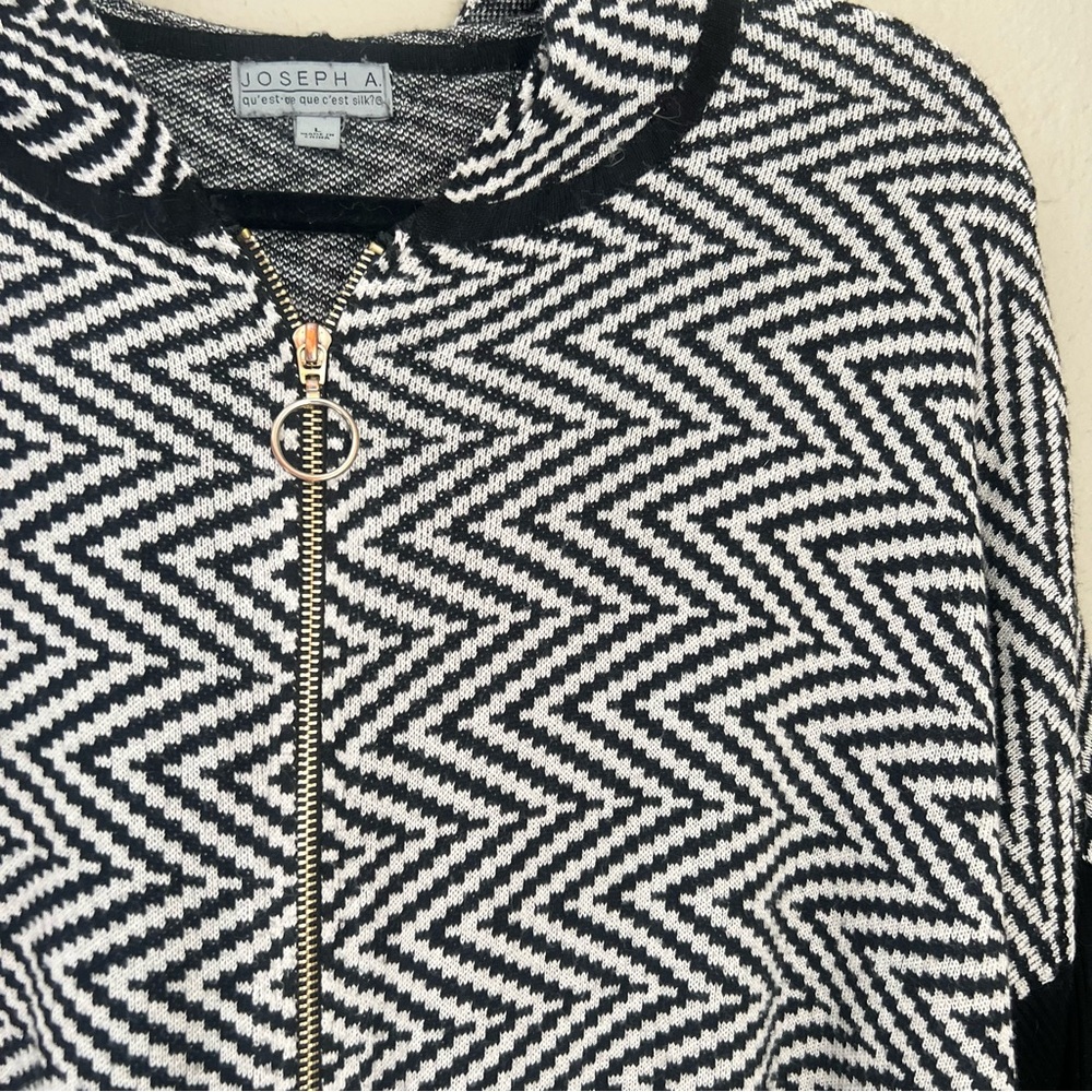 Chic Chevron Patterned Sweater - Picture 2 of 5
